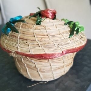 1970s Miniature Raffia Lidded Basket Floral Woven 3.5" Cupcake Shape Trinkets